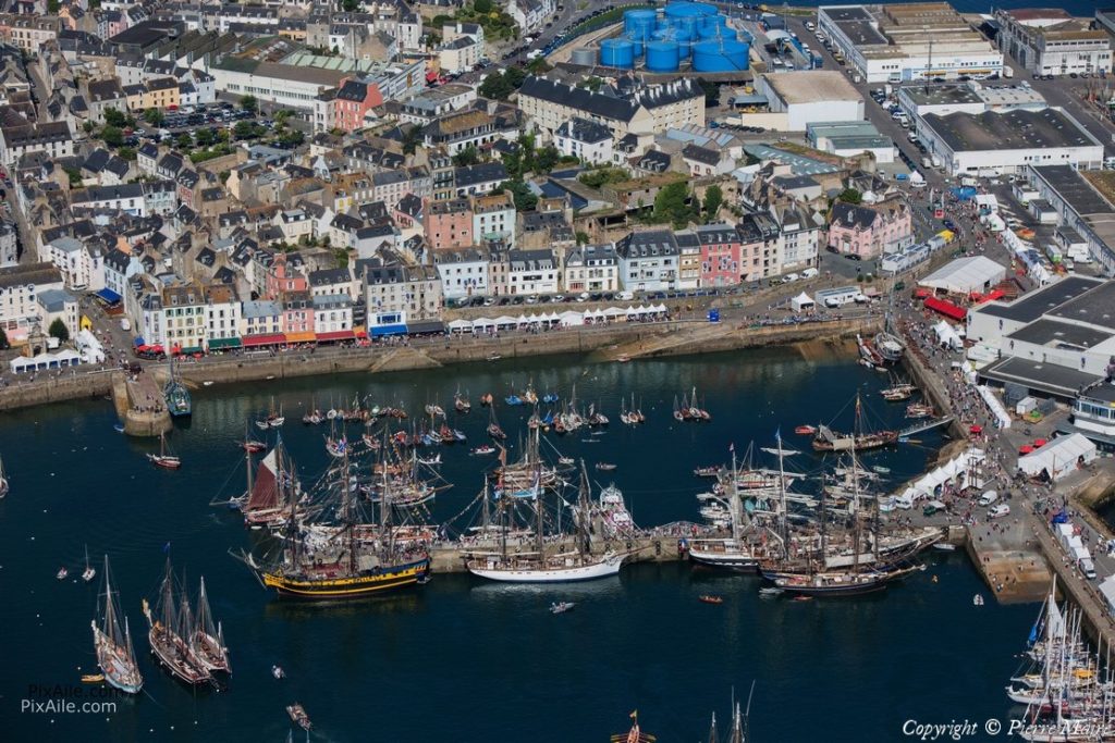 Ville de Douarnenez, vue du ciel - Temps fêtes