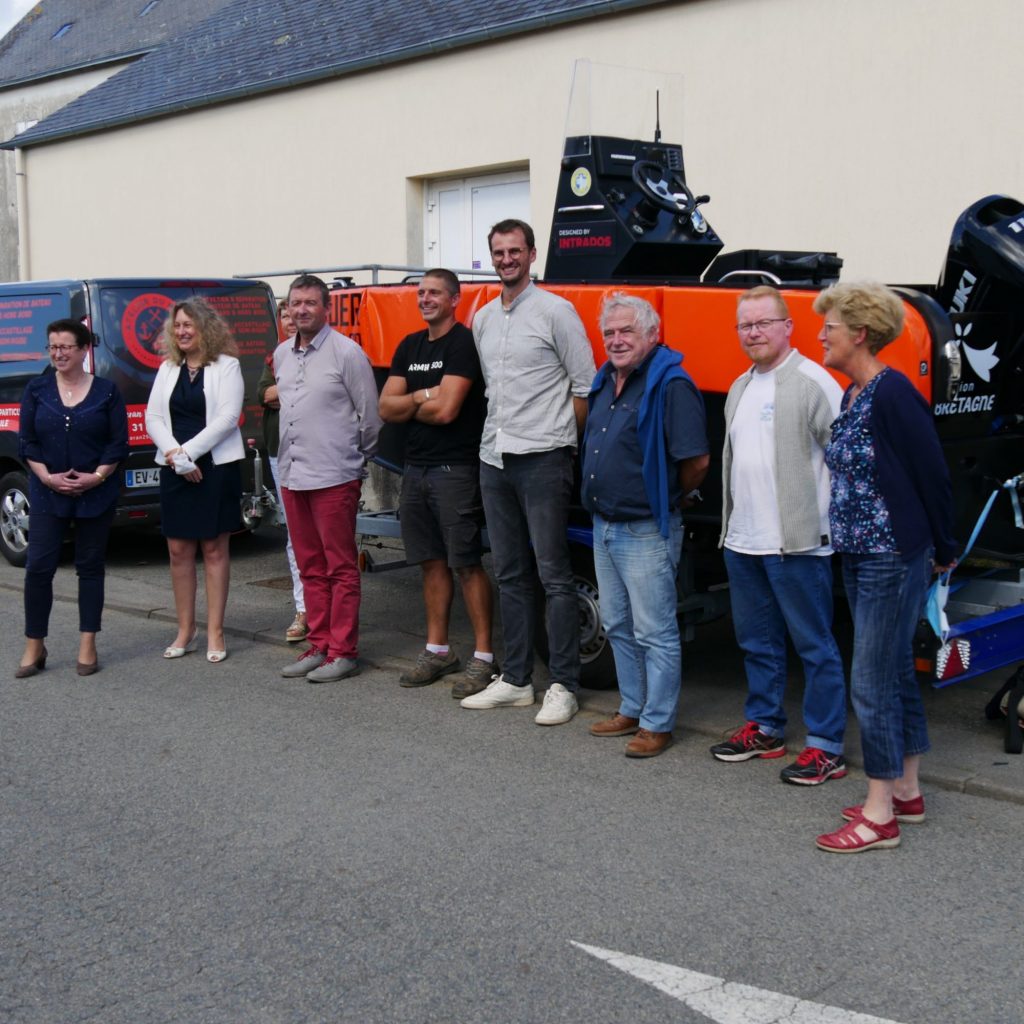 Attractivité de la Cornouaille : Tour des EPCI à la CCHPB : Entreprendre & investir à Quimper Cornouaille avec Intrados et l’Atelier du Marin devant leur création le bateau Armen 500