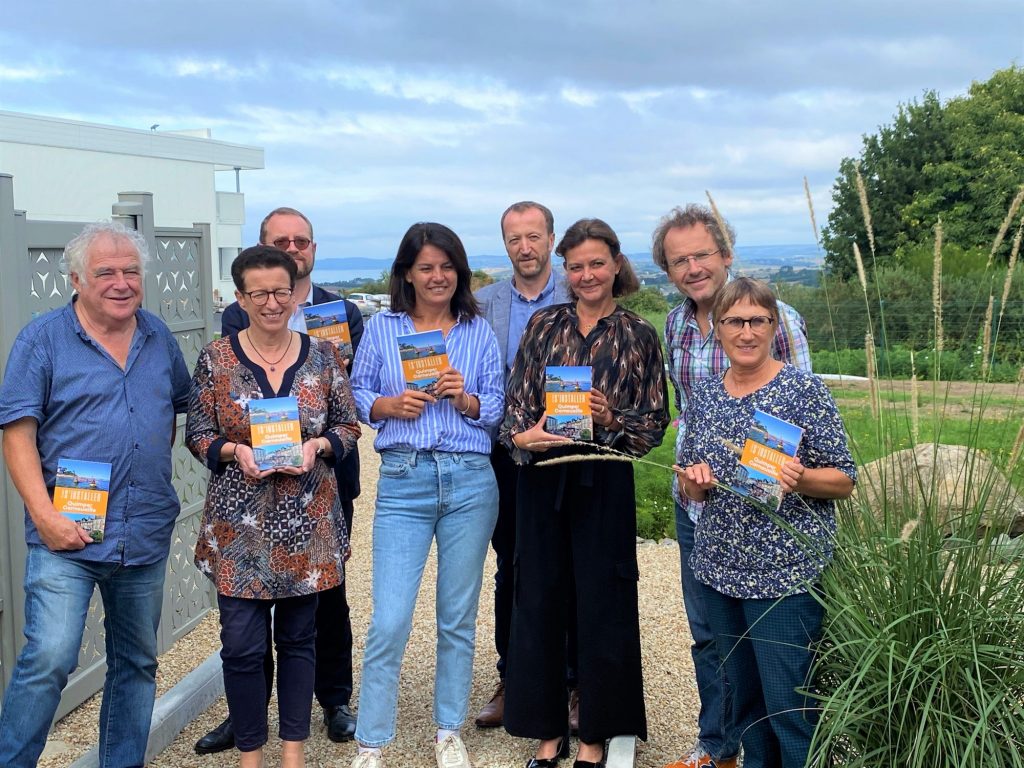 Conférence de presse du guide S'installer à Quimper Cornouaille (14/9/2022) au siège de Cadiou Industrie. De gauche à droite, 1er rang : Marc Andro, vice-président délégué de Quimper Cornouaille Développement et élu référent attractivité, vice-président de Quimper Bretagne Occidentale, Josiane Kerloc’h, présidente de la Communauté de communes du Haut Pays Bigouden, élue référente attractivité à Quimper Cornouaille Développement, Emmanuelle Cadiou, présidente directrice générale de Cadiou Industrie, Zoé Leroy, directrice des éditions Héliopôles (Paris), Anne Gouerou, journaliste auteur du guide. De gauche à droite, 2e rang : Arnaud Sandret, directeur des ressources humaines et des relations sociales du centre hospitalier Quimper Concarneau Cornouaille, Michel Bolloré, directeur-adjoint de Quimper Cornouaille Développement, Erwan Seznec, journaliste auteur du guide. En arrière plan : la baie de Douarnenez, un atout territorial évident !