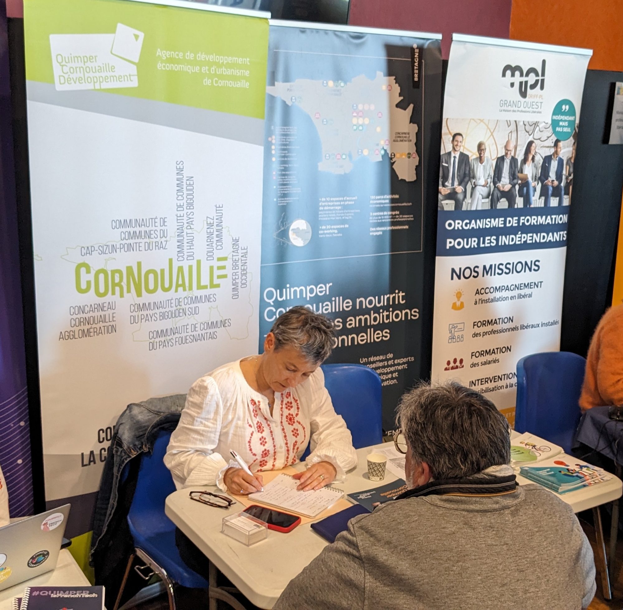 Stand Quimper Cornouaille Développement au forum création reprise d'entreprises de Concarneau Cornouaille Agglomération (23/5/2025)